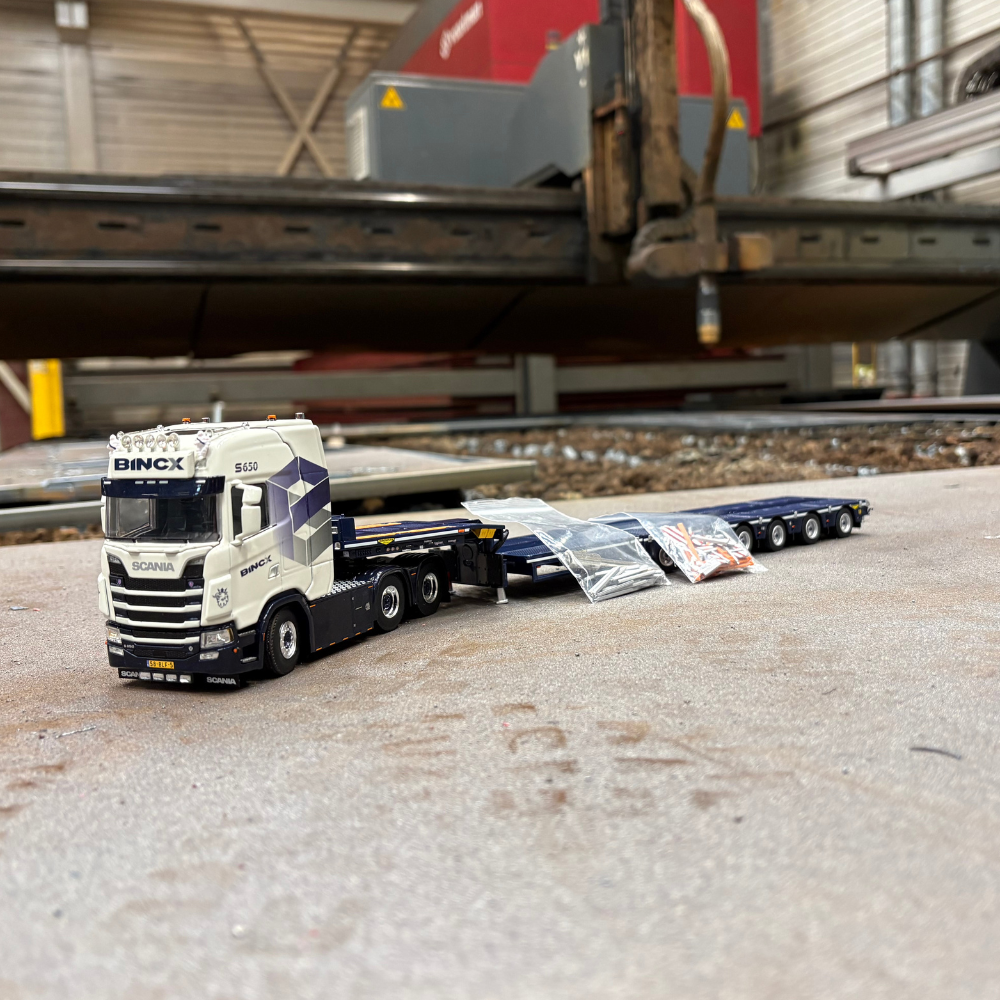 WSI Scania 650 Bincx schaalmodel met dieplader trailer